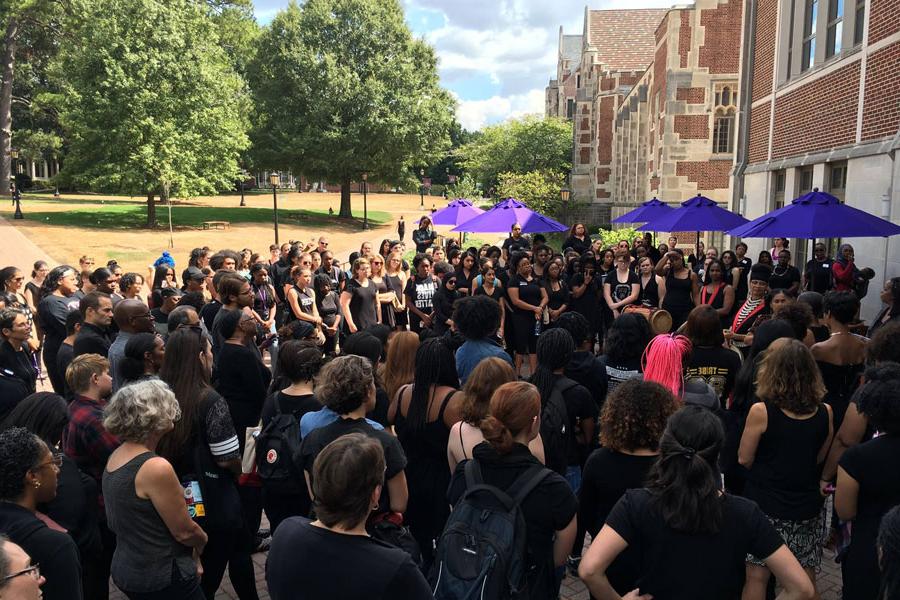 一大群穿着黑色衣服的人聚集在奥尔斯顿校园中心外面.