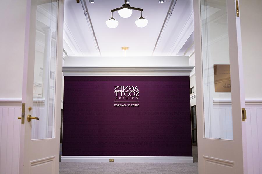 招生办公室的入口——紫色的墙上写着“易胜博”